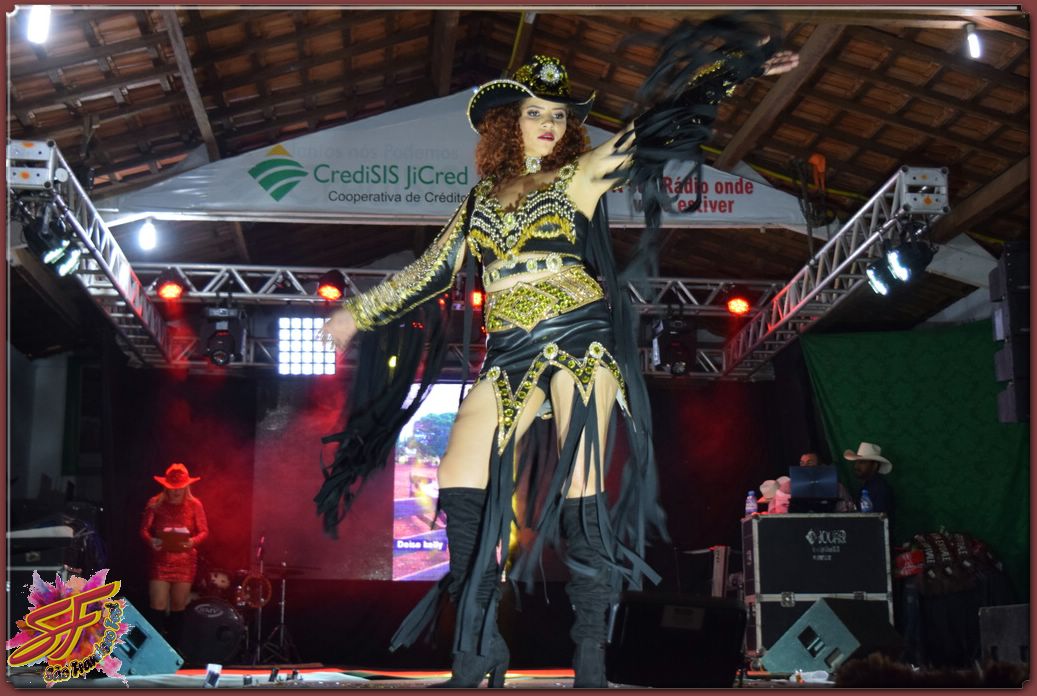 DESFILE DA RAINHA DA EXPOVALE 2019
